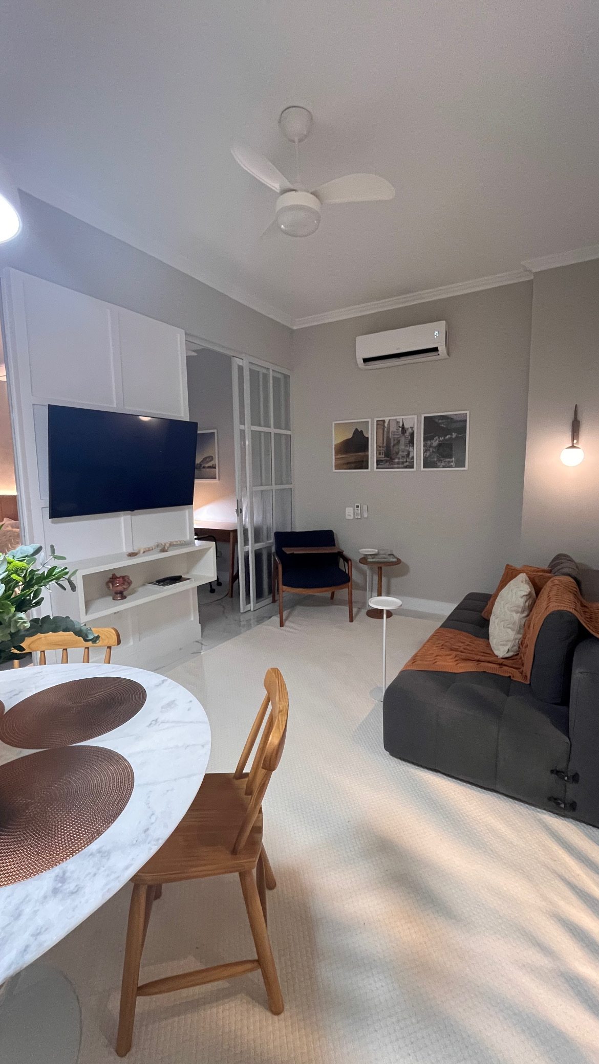Sala de estar e jantar do Airbnb 404 em Ipanema